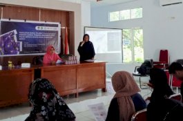 Dosen Farmasi UMI Latih Warga Desa Pucak Mengolah Bunga Telang Sebagai Serbuk Pewarna Makanan Alami