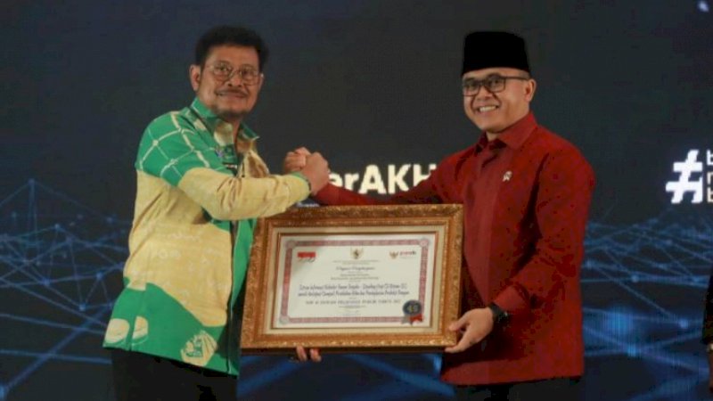 Menteri Pendayagunaan Aparatur Negara dan Reformasi Birokrasi (Menpan RB), Abdullah Azwar Anas (kanan), saat menyerahkan penghargaan kepada Menteri Pertanian (Mentan), Syahrul Yasin Limpo (SYL).