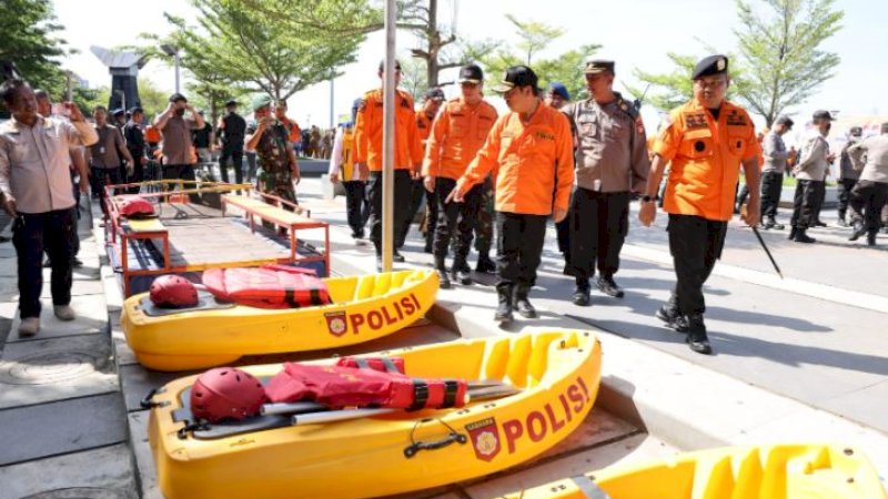 Apel kesiapsiagaan dan simulasi tanggap darurat bencana yang diadakan Badan Penanggulangan Bencana Daerah (BPBD) Makassar di pelataran anjungan Toraja Mandar, Pantai Losari Makassar, Selasa (6/12/2022).