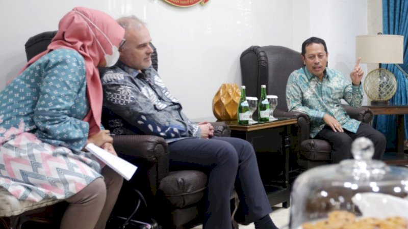 Pertemuan Sekretaris Daerah (Sekda) Kota Makassar, M. Ansar, dengan Minister Counselor of Political and Strategic Communication Australia, Adrian Lochrin, di rumah jabatan Wali Kota Makassar, Selasa (6/12/2022).