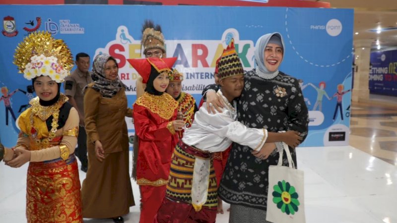 Ketua TP PKK Kota Makassar, Indira Yusuf Ismail (kanan), saat menghadiri acara puncak peringatan Hari Disabilitas Internasional tingkat Kota Makassar di Mal Phinisi Point (Pipo), Selasa (6/12/2022).
