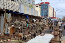 Satpol PP Makassar dan Dinas Terkait Tertibkan Lapak PK5 di Sentral