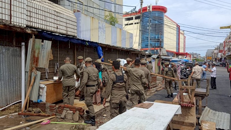 Satpol PP Makassar dan Dinas Terkait Tertibkan Lapak PK5 di Sentral