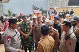 Kasatpol PP Makassar Ikut Bagikan Paket Sembako ke Warga Terdampak Banjir