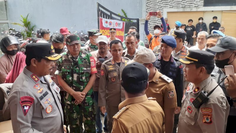 Kasatpol PP Makassar Ikut Bagikan Paket Sembako ke Warga Terdampak Banjir