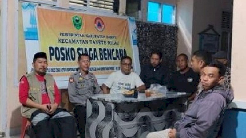 Pemerintah Kecamatan Tanete Rilau, Kabupaten Barru, mendirikan posko siaga bencana di halaman kantornya.