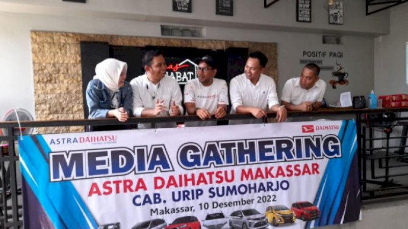 Jajaran manajemen Astra Daihatsu Makassar dalam media gathering Astra Daihatsu Makassar Cabang Urip Sumoharjo, Sabtu (10/12/2022).