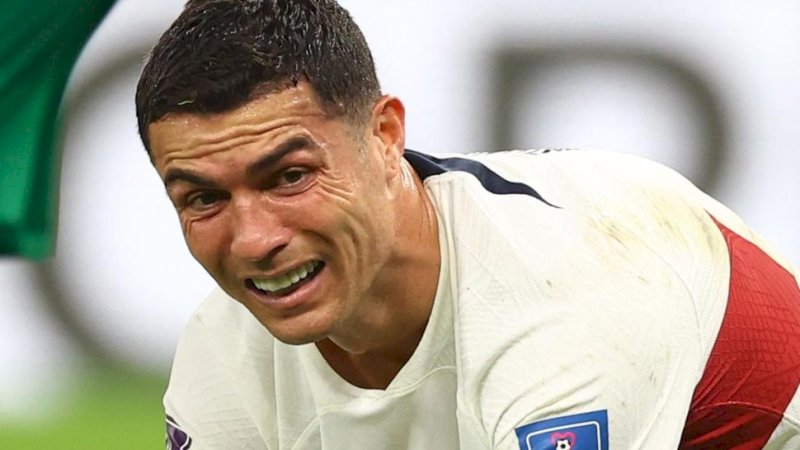 Ronaldo pun langsung menangis setelah Portugal tersingkir dari Piala Dunia 2022. (REUTERS/Carl Recine)