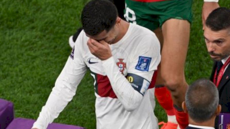 Cristiano Ronaldo meninggalkan lapangan sambil menangis setelah Portugal kalah 1-0 dari Maroko. (Foto: NELSON ALMEIDA/AFP)
