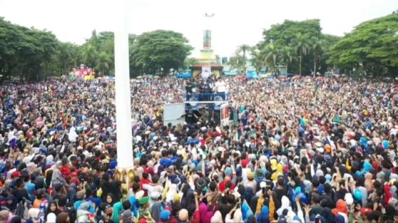 Jalan sehat partai Nasdem yang dipusatkan di Alun-alun Taman Musafir Kabupaten Pangkep pada Minggu 11 Desember 2022.