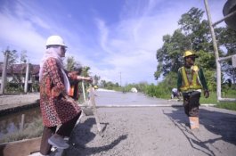 Ruas Beton di Malangke dan Malangke Barat Ditarget Rampung Desember, Indah: Pastikan Kualitasnya