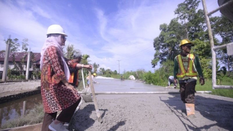 Ruas Beton di Malangke dan Malangke Barat Ditarget Rampung Desember, Indah: Pastikan Kualitasnya