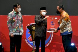 Wapres Serahkan Penghargaan kepada Gubernur Andi Sudirman Sebagai Pembina Peduli HAM