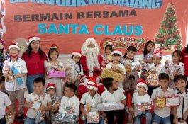 Sambut Natal, SD Katolik Mamajang Ajak Siswa Main Bersama Santa Claus