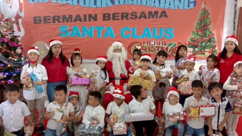 Sambut Natal, SD Katolik Mamajang Ajak Siswa Main Bersama Santa Claus