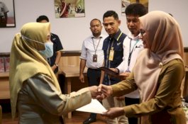 Serahkan SK Pensiun Kepada Enam ASN Pemkab, Bupati Luwu Utara: Semoga Pengabdiannya Jadi Amal Saleh