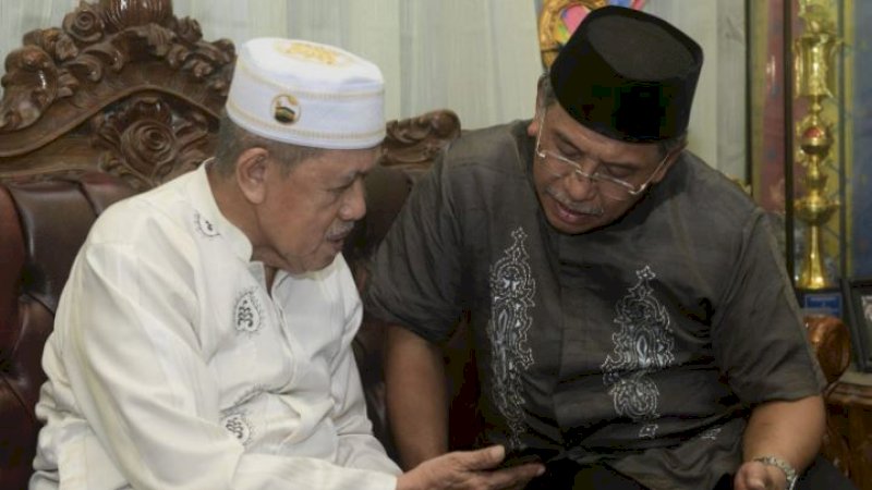 Ilham Arief Sirajuddin atau IAS (kanan) bersama Ketua Majelis Ulama Indonesia (MUI) Bulukumba, K.H. Tjamiruddin.