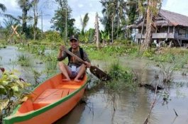 Naik Perahu, Pejuang Data Regsosek di Luwu Utara Tetap Semangat Kumpulkan Data