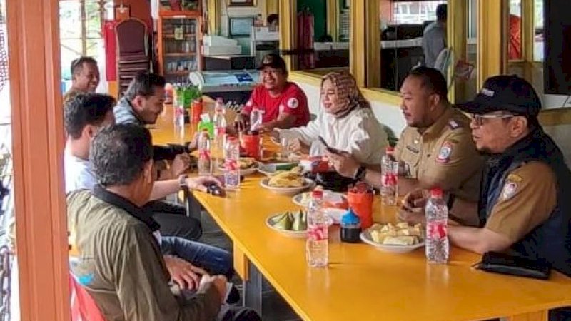 Wakil Wali Kota (Wawali) Makassar, Fatmawati Rusdi, di Kafe Terapung, Lorong Wisata (Longwis) Sydney, Kelurahan Tello Baru, Kecamatan Panakukkang, Selasa (13/12/2022).