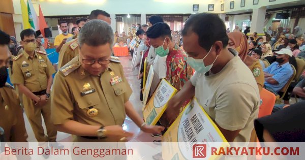 Wali Kota Parepare Serahkan Penghargaan Kelompok Ternak dan Kelompok Budidaya