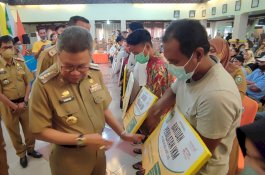 Wali Kota Parepare Serahkan Penghargaan Kelompok Ternak dan Kelompok Budidaya
