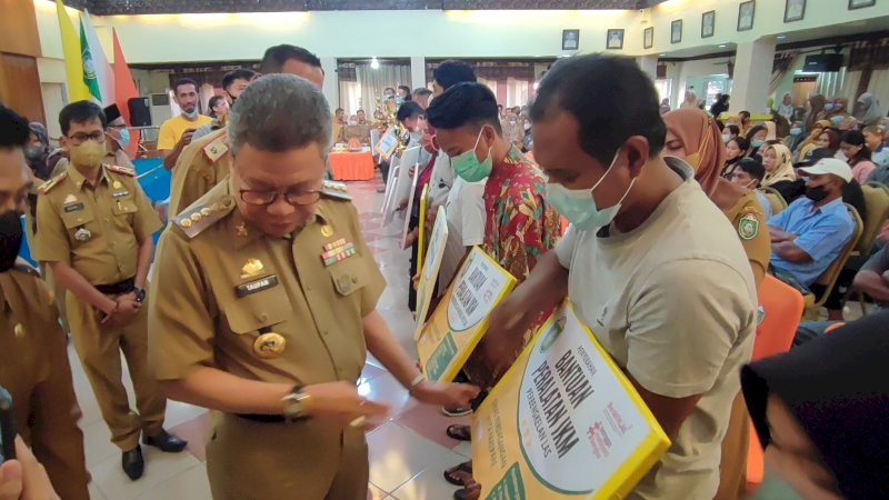 Wali Kota Parepare Serahkan Penghargaan Kelompok Ternak dan Kelompok Budidaya