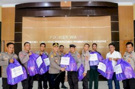 Kapolres Wajo Serahkan Bingkisan Natal ke Personel dan ASN yang Beragama Kristen