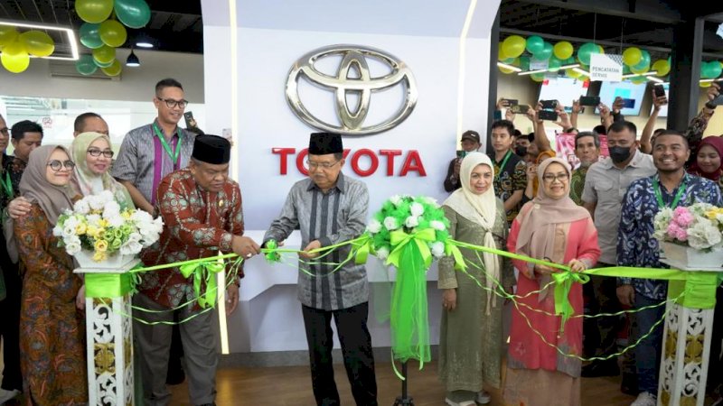 Jusuf Kalla Resmikan Renovasi Gedung Baru Showroom Kalla Toyota Cabang Bone