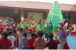 Selain Bagi Hadiah Santa Ingin Berbagi Kasih di SD Katolik Santo Aloysius 