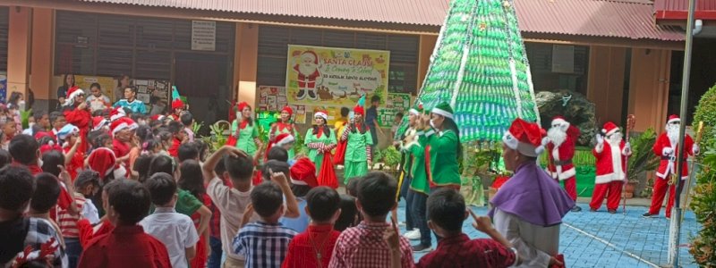Selain Bagi Hadiah Santa Ingin Berbagi Kasih di SD Katolik Santo Aloysius 
