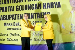 Serahkan SK Fungsionaris, Taufan Pawe Minta Kader Golkar Antar Liestaty Nurdin Abdullah ke Senayan