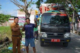 Tangani Tumpukan Sampah, DLH Sidrap Kerahkan 13 Truk Pengangkut Sampah dan 1 Alat Berat