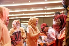 Wakil Wali Kota dan Ketua TP-PKK Makassar Serahkan Bantuan Pendidikan