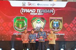OJK Anugrahi Tiga Kabupaten di Sulsel, Serta Mewisuda UMKM Berdaya Saing Maju dan Go International 