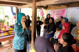 PKK Gowa Beri Makanan Tambahan ke Balita