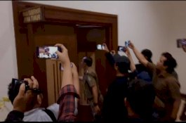 KPK Geledah Ruang Kerja Gubernur Jawa Timur