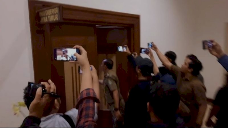Penyidik KPK menggeledah kantor Gubernur Jatim di Surabaya. (Foto :
A Toriq A/Viva Jatim)