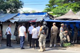 Satpol PP Tertibkan PKL di Stadion Barombong