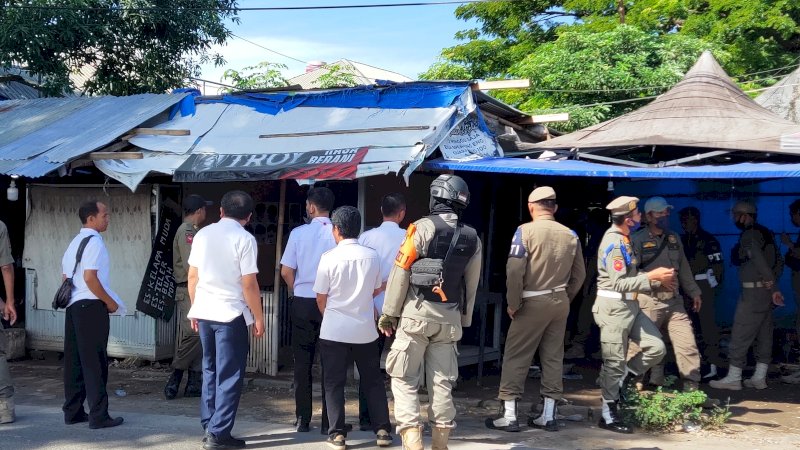 Satpol PP Tertibkan PKL di Stadion Barombong