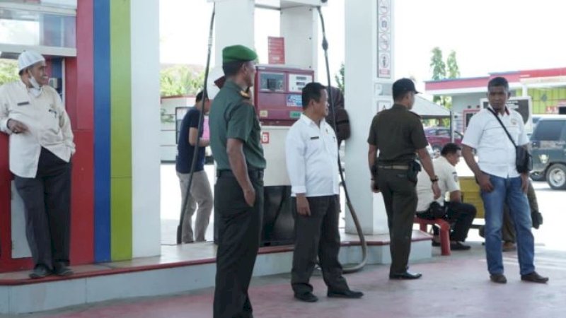 Sidak DP2KUKM Kabupaten Luwu Utara bersama aparat TNI-Polri di Stasiun Pengisian Bahan Bakar Umum (SPBU) Luwu Utara, Rabu (21/12/2022).