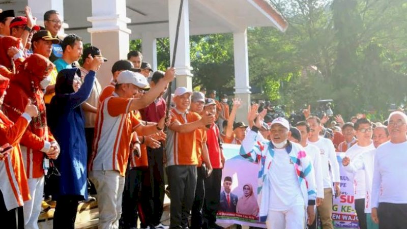 Pelepasan peserta Jalan Santai Toleransi dan Moderasi Beragama rangkaian Hari Amal Bakti (HAB) Kementerian Agama (Kemenag) RI ke-77 tingkat Kabupaten Wajo di Lapangan Merdeka, Kota Sengkang, Kamis (22/12/2022). 