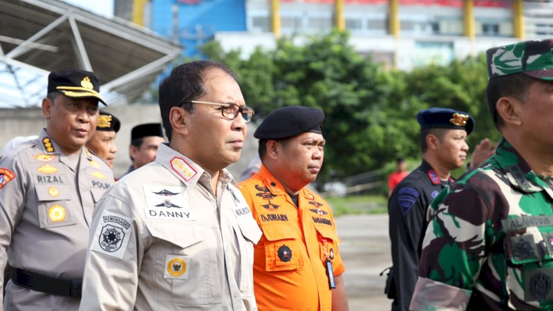 Wali Kota Makassar, Mohammad Ramdhan Pomanto (Danny), saat menghadiri apel gelar pasukan Operasi Lilin 2022 di tribune Lapangan Karebosi, Kamis (22/12/2022).