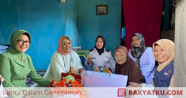 Peringati Hari Ibu, Ketua Lazismu Erna Taufan Bagikan Kado untuk Ibu-ibu Dhuafa