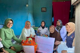 Peringati Hari Ibu, Ketua Lazismu Erna Taufan Bagikan Kado untuk Ibu-ibu Dhuafa