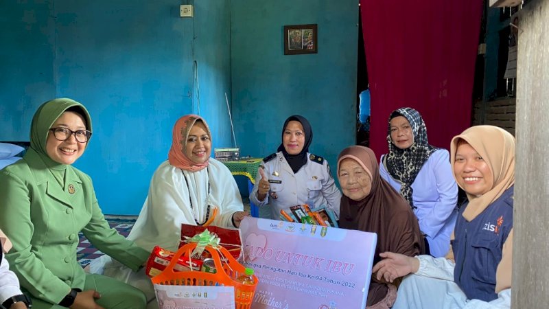 Peringati Hari Ibu, Ketua Lazismu Erna Taufan Bagikan Kado untuk Ibu-ibu Dhuafa