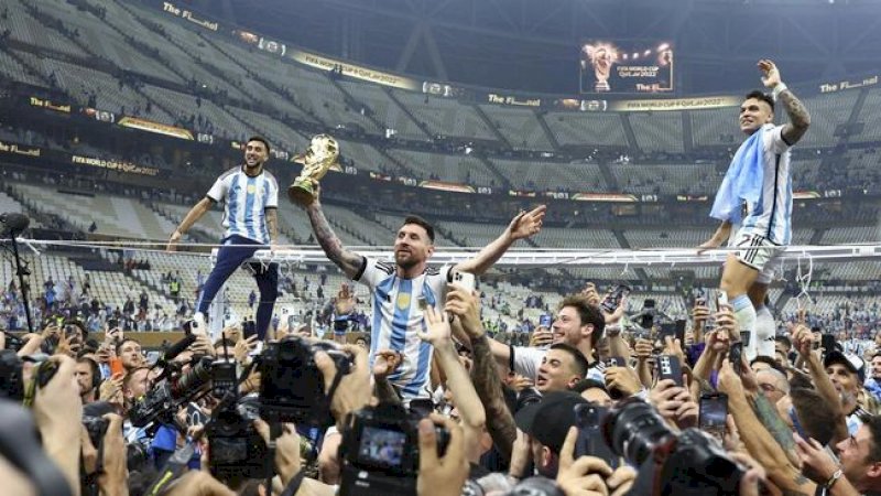 Selebrasi Lionel Messi bersama Argentina usai juara Piala Dunia 2022. (REUTERS/KAI PFAFFENBACH)