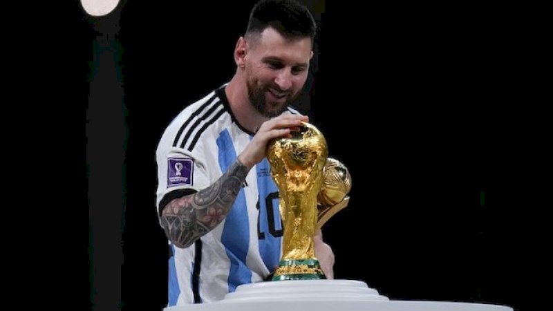 Lionel Messi memegang trofi Piala Dunia 2022 (c) AP Photo/Petr David Josek
