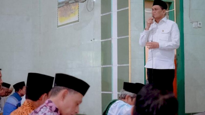 Bupati Barru, Suardi Saleh, bersilaturahmi dengan warga dalam agenda Safari Jumat di Kelurahan Takkalasi, Kecamatan Balusu, Jumat (23/12/2022).