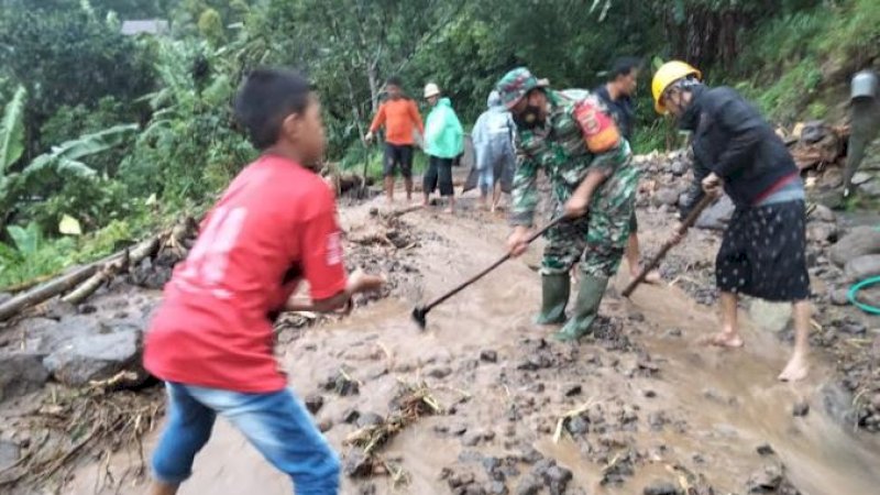 Akses jalan ke tempat Wisata Lappalaona di Desa Harapan, Kecamatan Tanete Riaja, Kabupaten Barru, dibersihkan secara gotong royong, Jumat (23/12/2022). (Foto: Kiriman warga)