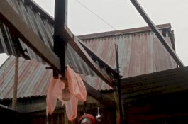 Angin Kencang Mengamuk di Mate'ne Barru, Terbangkan Lima Atap Rumah Warga
